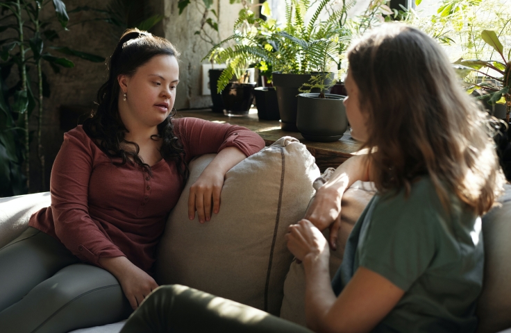 2 women sat on a sofa chatting